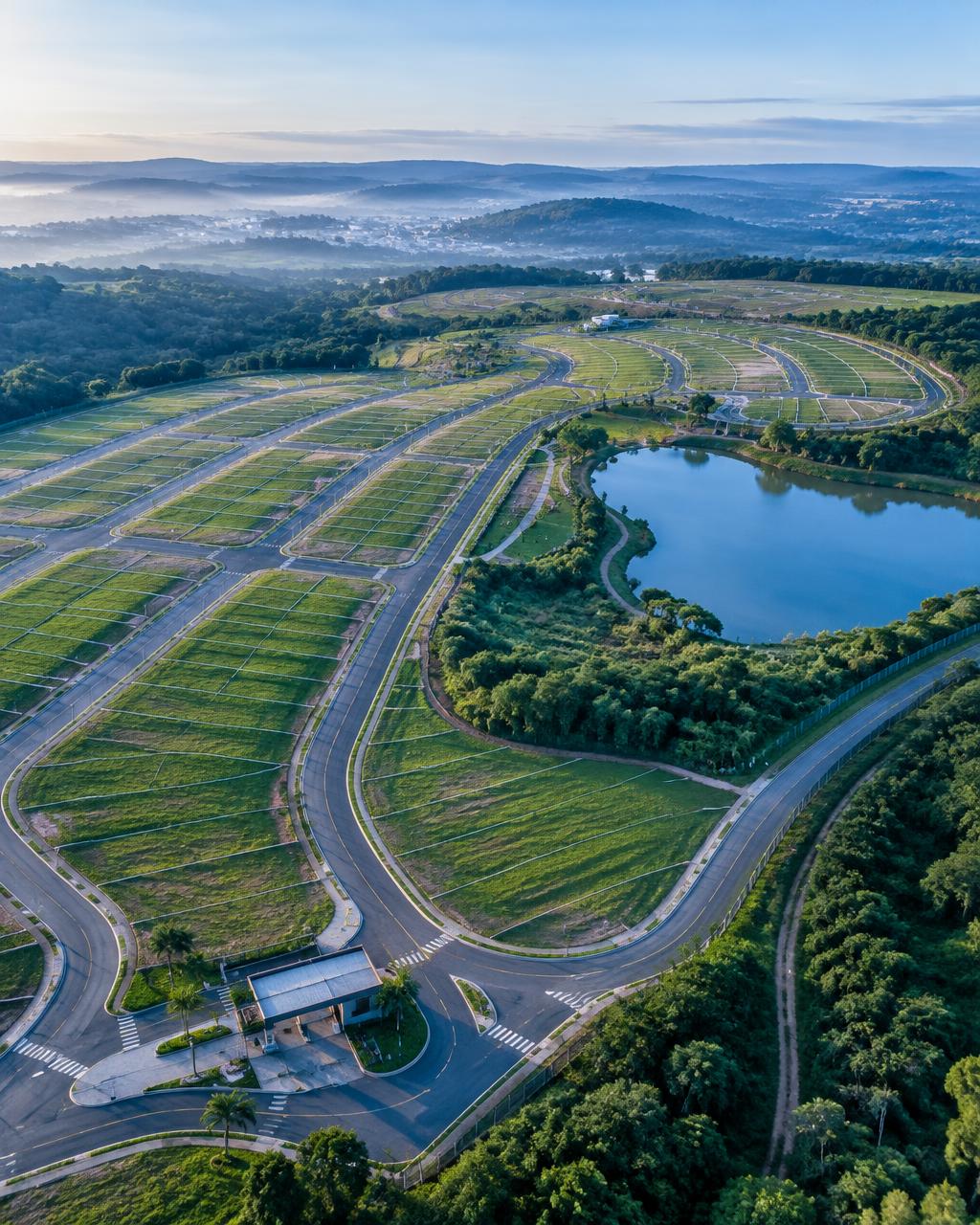 Vista aérea de um loteamento planejado com ruas, lotes e áreas verdes